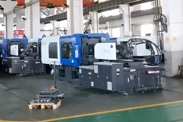 大型二板式智能注塑機(jī)設(shè)備實拍圖2